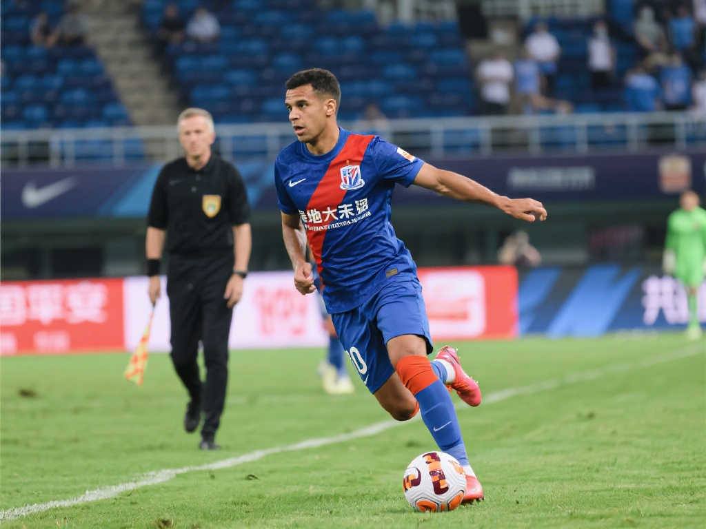 米内罗传射建功，申花3-1力克梅州重登榜首，斯卢茨基赞叹不已